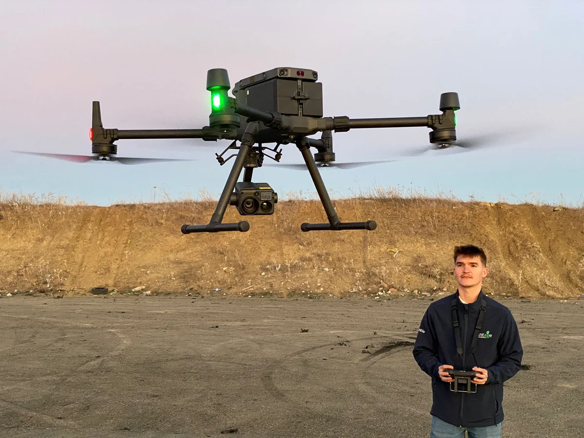 Mario con el mando de un Matrice 300 RTK equipado con cámara térmica